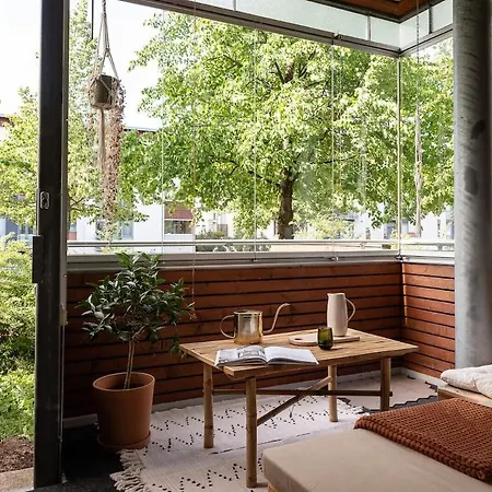 Unique Seaside 2-Bedroom Apartment With Private Yard, Sauna & Free Garage Parking 아파트