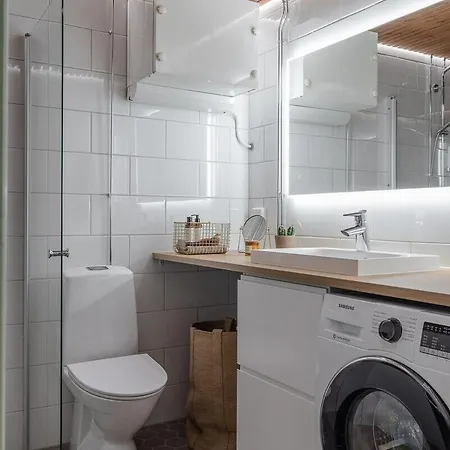 Unique Seaside 2-Bedroom Apartment With Private Yard, Sauna & Free Garage Parking 아파트 오울루