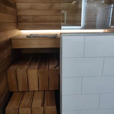 아파트 Unique Seaside 2-Bedroom Apartment With Private Yard, Sauna & Free Garage Parking 오울루