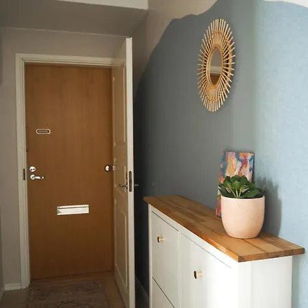 Unique Seaside 2-Bedroom Apartment With Private Yard, Sauna & Free Garage Parking 아파트 오울루